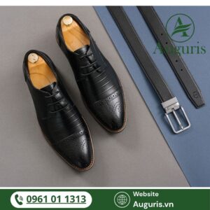 Một đôi giày tây nam cho dân văn phòng không chỉ phục vụ cho nhu cầu đi lại mà còn đóng vai trò quan trọng trong việc xây dựng hình ảnh chuyên nghiệp và tạo thiện cảm nơi công sở